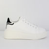 Immagine di SNEAKERS BIANCA CON PLATFORM, PATCH NERO E LACCI FRONTALI