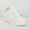 Immagine di SNEAKERS BIANCA CON PLATFORM, PATCH NERO E LACCI FRONTALI