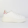 Immagine di SNEAKERS BIANCA CON PLATFORM, PATCH ROSA E LACCI FRONTALI