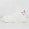 Immagine di SNEAKERS BIANCA CON PLATFORM, PATCH ROSA E LACCI FRONTALI