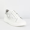 Immagine di ROXY ROSE - Sneakers bianca in pelle "made in italy" con fiore laterale e glitter