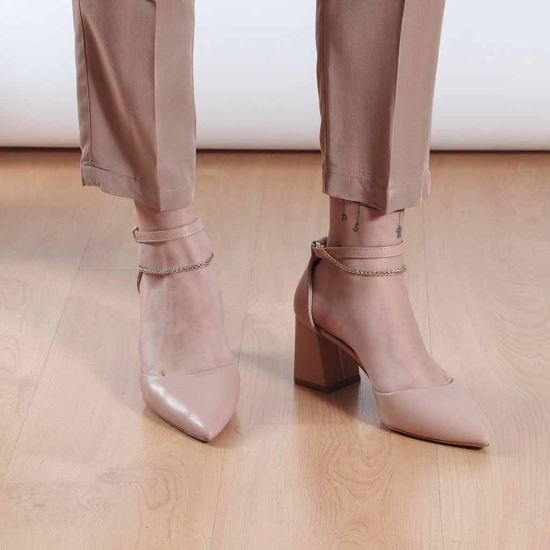 Immagine di VANILLA PUNK -Décolleté a punta con cinturino e catenina alla caviglia, tacco 7CM