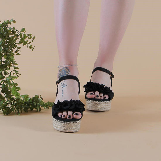 Immagine di TATOO - Sandalo platform zeppa con cinturino e applicazione fiori sulla fascia