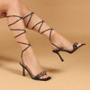 Immagine di MISS GLOBO - Sandalo nero lace-up con sottopiede in VERA PELLE e catena oro sulla fascia, tacco 8,5CM