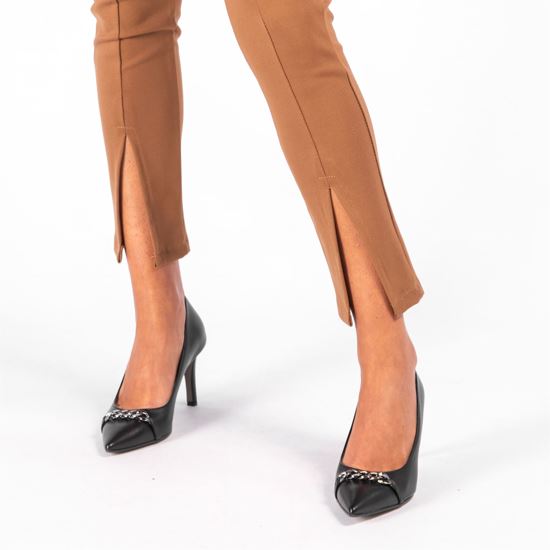 Immagine di DIVAS - Décolleté nera a punta con catena frontale, sottopiede in VERA PELLE e tacco 8CM, MADE IN ITALY