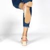 Immagine di TATOO - Décolleté beige slingback con punta nera e cinturino frontale con strappo e dettaglio perla, tacco 4,5CM