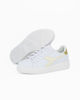 Immagine di DIADORA GAME STEP GS - Sneakers bianca e gialla con dettaglio posteriore oro metallizzato e suola alta, numerata 36/39