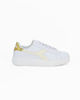 Immagine di DIADORA GAME STEP GS - Sneakers bianca e gialla con dettaglio posteriore oro metallizzato e suola alta, numerata 36/39