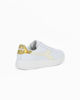 Immagine di DIADORA GAME STEP GS - Sneakers bianca e gialla con dettaglio posteriore oro metallizzato e suola alta, numerata 36/39