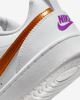 Immagine di NIKE - Sneakers bianca in VERA PELLE con logo oro satinato e dettagli viola, numerata 36/40 - COURT BOROUGH LOW 2 SE GS