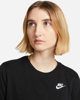 Immagine di NIKE - T shirt da donna nera con logo bianco