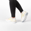 Immagine di PUMA - Sneakers da donna bianca con soletta in memory foam - R78 VOYAGE