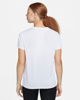 Immagine di NIKE - T shirt girocollo da donna bianca in tessuto traspirante con logo nero