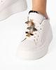 Immagine di ZOE - Sneakers bianca con applicazioni removibili sui lacci