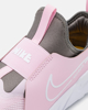 Immagine di NIKE - Scarpa da running rosa e  grigia in mesh traspirante con dettagli bianchi, numerata 36/40 - FLEX RUNNER 2 GS