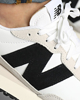 Immagine di NEW BALANCE - Sneakers da uomo bianca e nera con dettagli scamosciati - 237