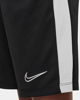 Immagine di NIKE - Pantaloncini corti da bambino neri in tessuto traspirante con dettagli bianchi