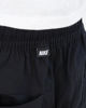Immagine di NIKE - Pantaloncini cargo da uomo neri con logo bianco