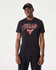 Immagine di NEW ERA - T shirt da uomo nera in cotone con logo Chicago Bulls