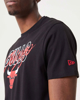 Immagine di NEW ERA - T shirt da uomo nera in cotone con logo Chicago Bulls
