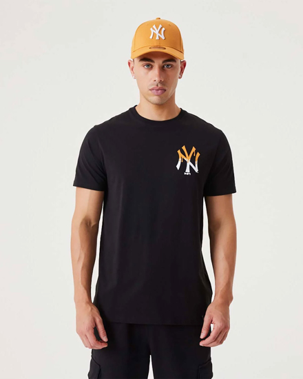 Immagine di NEW ERA - T shirt girocollo da uomo nera in cotone con logo bianco e giallo