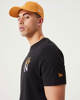 Immagine di NEW ERA - T shirt girocollo da uomo nera in cotone con logo bianco e giallo