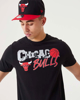 Immagine di NEW ERA - T shirt girocollo da uomo nera in cotone con logo Chicago Bulls