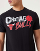 Immagine di NEW ERA - T shirt girocollo da uomo nera in cotone con logo Chicago Bulls