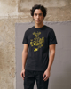Immagine di NIKE - T shirt girocollo da uomo nera in cotone con logo giallo