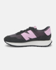 Immagine di NEW BALANCE - Sneakers da donna nera con logo rosa - 237