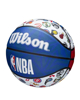 Immagine di WILSON - Pallone da basket bianco e blu in gomma rinforzata con dettagli colorati