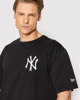 Immagine di NEW ERA - T shirt girocollo da uomo nera in cotone con logo bianco