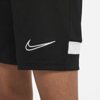 Immagine di NIKE - Pantaloni corti da bambino neri in tessuto traspirante con logo bianco