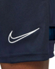 Immagine di NIKE - Pantaloni corti da bambino blu scuro in tessuto traspirante con logo bianco