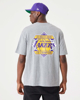 Immagine di NEW ERA - T shirt oversize fit grigia in cotone con logo Lakers anteriore e posteriore