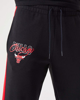 Immagine di NEW ERA - Pantalone tuta da uomo nero con bande laterali rosse e logo Chicago Bulls