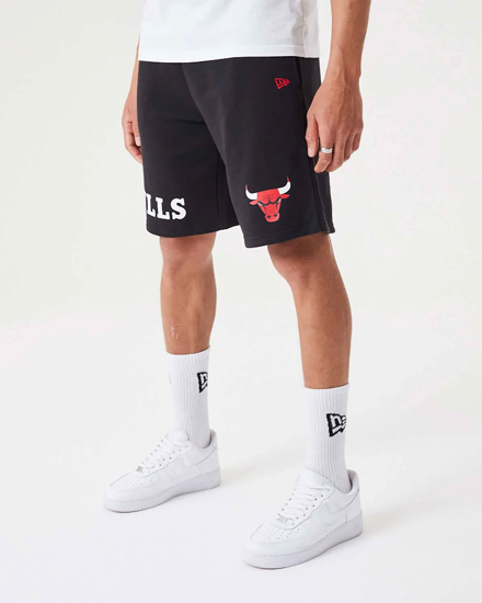 Immagine di NEW ERA - Pantalone corto oversize fit da uomo nero con logo Chicago Bulls