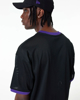 Immagine di NEW ERA - T shirt girocollo oversize fit nera e viola in mesh traspirante con logo Lakers