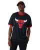 Immagine di NEW ERA - T shirt girocollo oversize fit nera e rossa in mesh traspirante con logo Chicago Bulls