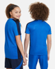 Immagine di NIKE - T shirt da bambino azzurra con bande laterali blu e logo bianco