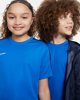 Immagine di NIKE - T shirt da bambino azzurra con bande laterali blu e logo bianco