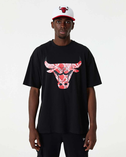 Immagine di NEW ERA - T shirt oversize da uomo nera in cotone con logo Chicago Bulls rosso