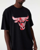 Immagine di NEW ERA - T shirt oversize da uomo nera in cotone con logo Chicago Bulls rosso