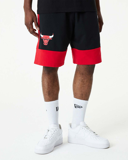 Immagine di NEW ERA - Pantaloni corti neri e rossi con logo Chicago Bulls