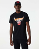 Immagine di NEW ERA - T shirt girocollo da uomo nera in cotone con logo Chicago Bulls