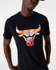 Immagine di NEW ERA - T shirt girocollo da uomo nera in cotone con logo Chicago Bulls