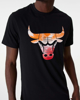 Immagine di NEW ERA - T shirt girocollo da uomo nera in cotone con logo Chicago Bulls