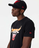 Immagine di NEW ERA - T shirt girocollo da uomo nera in cotone con logo Chicago Bulls