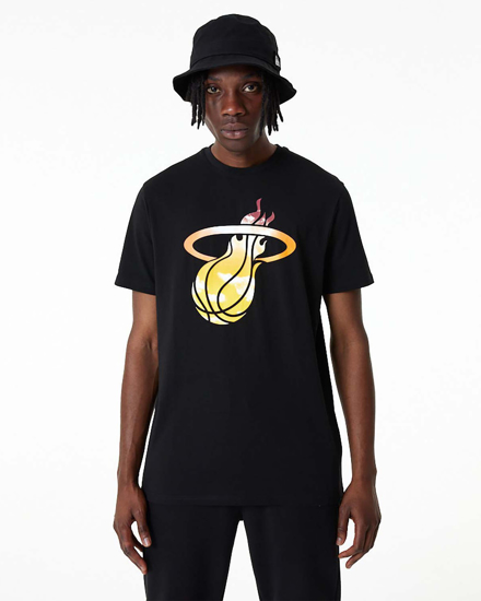 Immagine di NEW ERA - T shirt girocollo da uomo nera in cotone con logo giallo