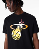 Immagine di NEW ERA - T shirt girocollo da uomo nera in cotone con logo giallo